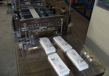 環(huán)保型紙張中封制袋機