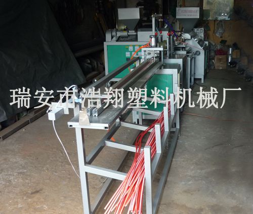 雙色密封條擠出機(jī)1