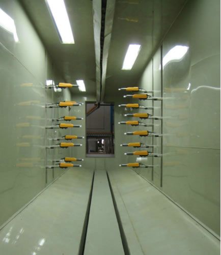 鏈條式噴塑線-粉房內部