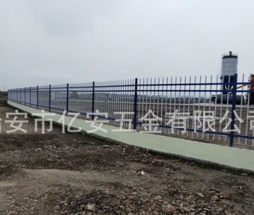 鋅鋼護欄圍欄定做小區(qū)別墅鐵藝護欄網(wǎng)施工防護隔離欄